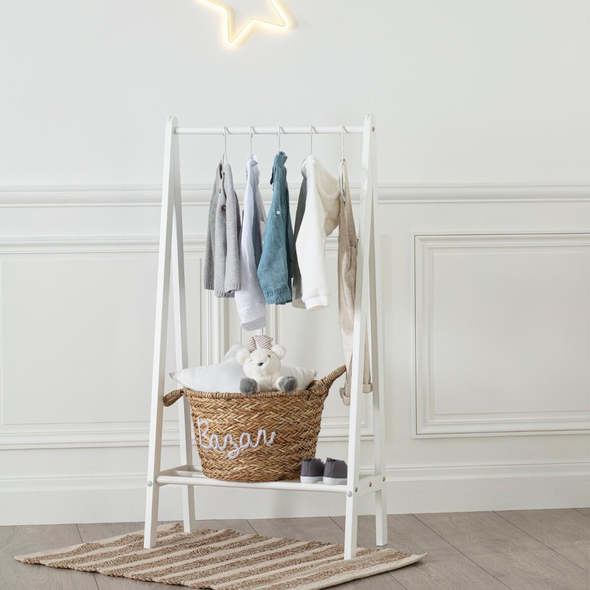 Taburete infantil con asiento en forma de flor
