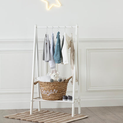 Taburete infantil con asiento en forma de flor